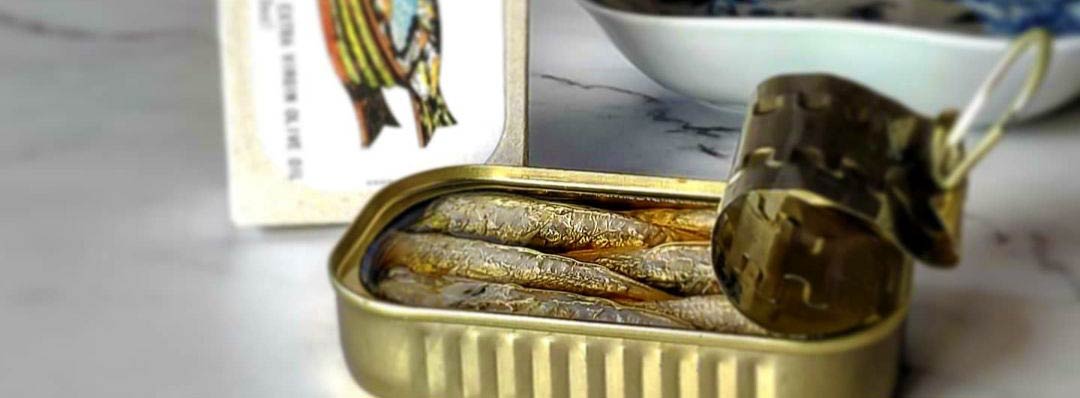 Kleine geräucherte Sardinen in Olivenöl Kleine geräucherte Sardinen in Olivenöl