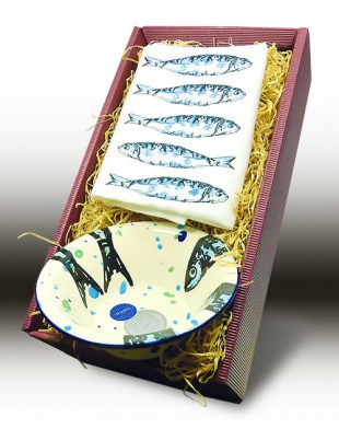 Geschirrhandtuch und Keramikschale mit Fischmotiv