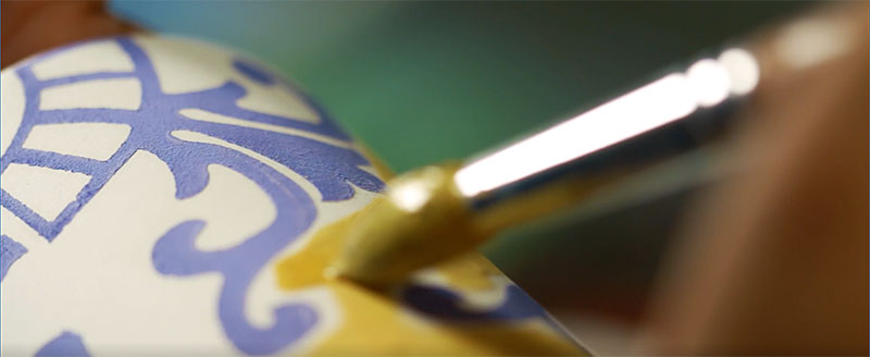 Beim Bemalen der Keramik Beim Bemalen der Keramik