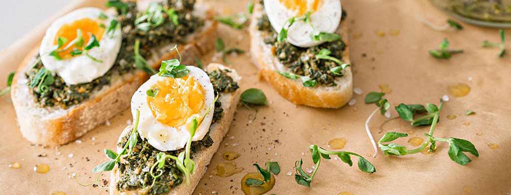 Bruschetta mit Fenchelpaté und Ei